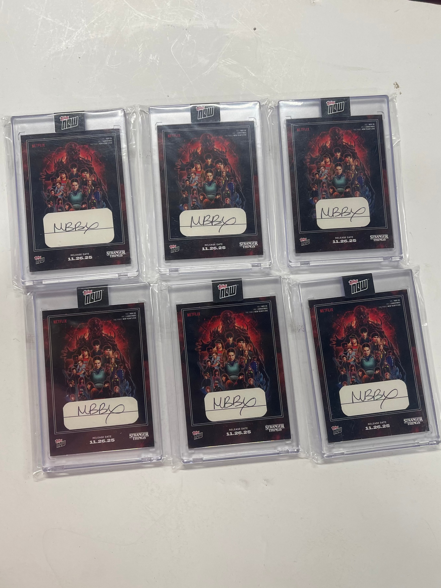 TRADING CARD SIGNATURE CUT - STRANGER THINGS